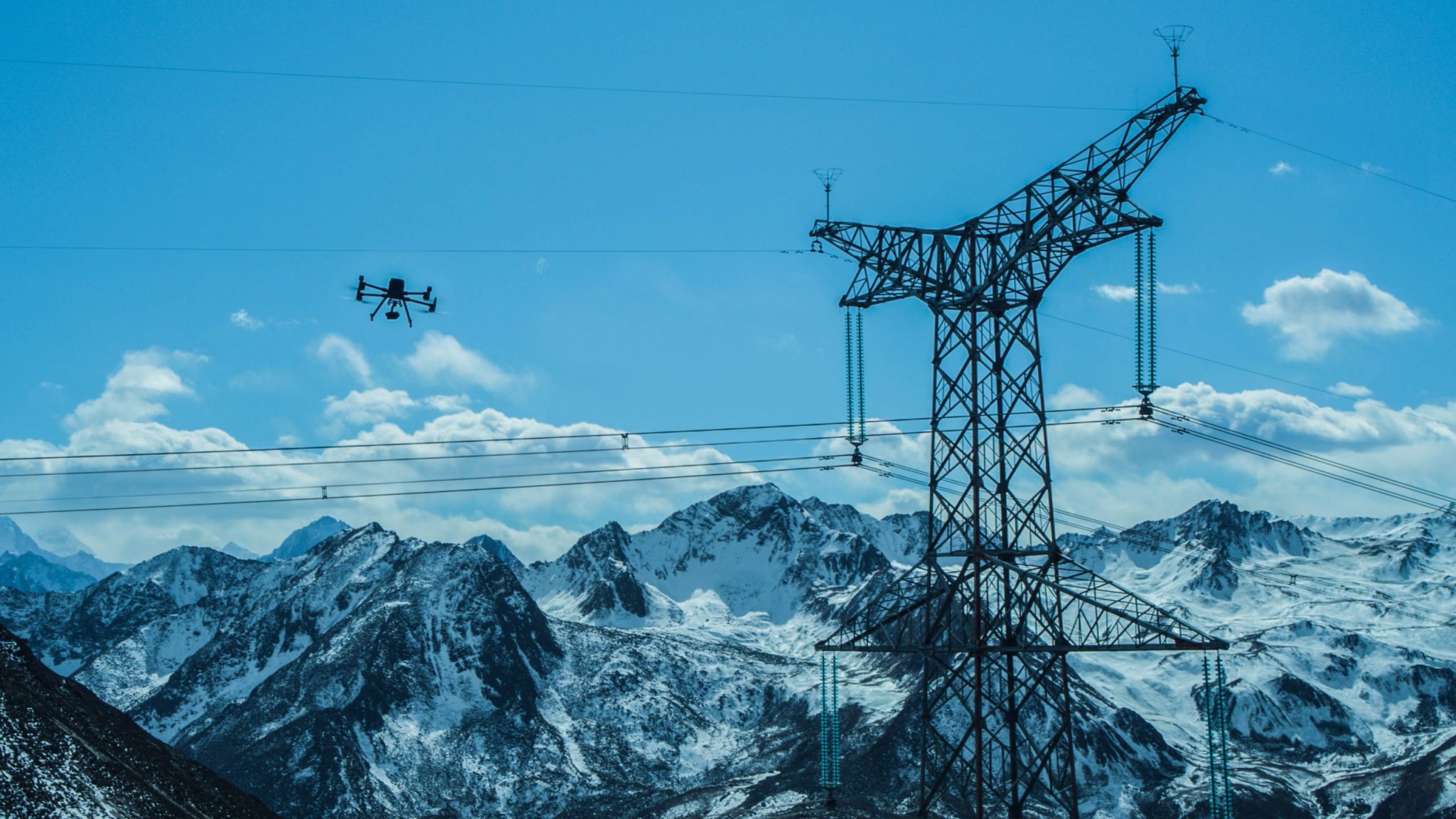 DJI-M300-RTK-inspecting-power-lines-scaled-AYQ3WY-E8Q63E9US-E83YE8YU-38EYUI3W